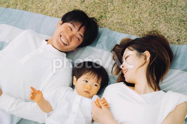 レジャーシートの上で寝る親子 親子,レジャーシート,赤ちゃんの写真素材