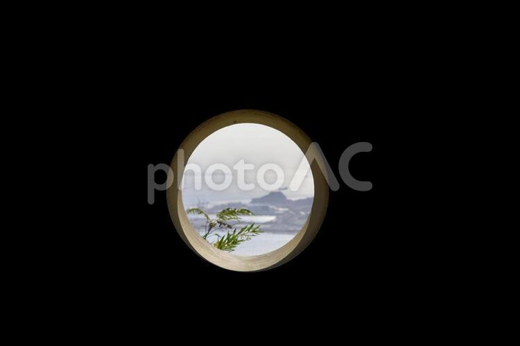 丸い窓からの風景 窓,丸,円の写真素材