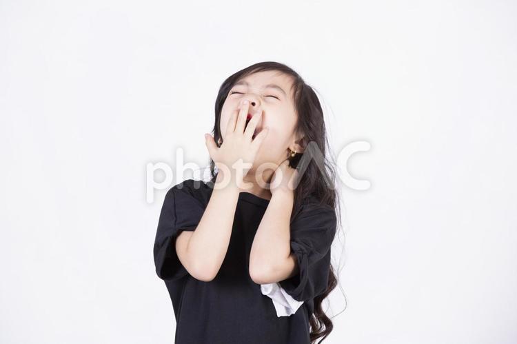 ポーズをとる女の子 韓国人,少女,あくびの写真素材