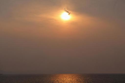 夕陽と夕空と水平線と太陽の道の海面の海 夕陽と夕空と水平線と太陽の道の海面の海の写真