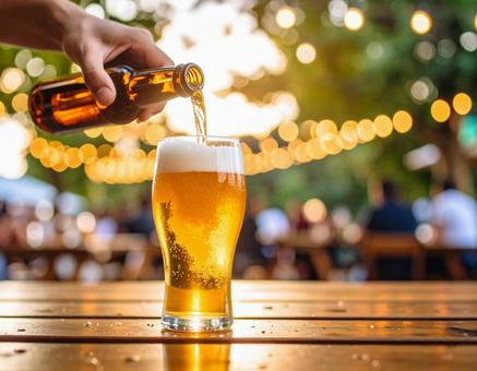 ビールをグラスに最高の一杯を注ぐ瞬間 ビールをグラスに最高の一杯を注ぐ瞬間の写真