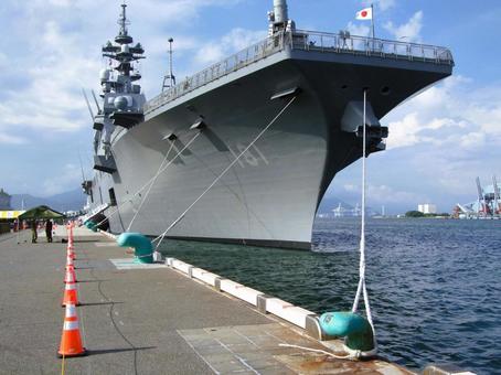 艦首に日の丸の旗 護衛艦ひゅうが 艦首に日の丸の旗 護衛艦ひゅうがの写真