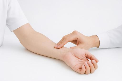 脈をはかる様子 脈をはかる様子の写真