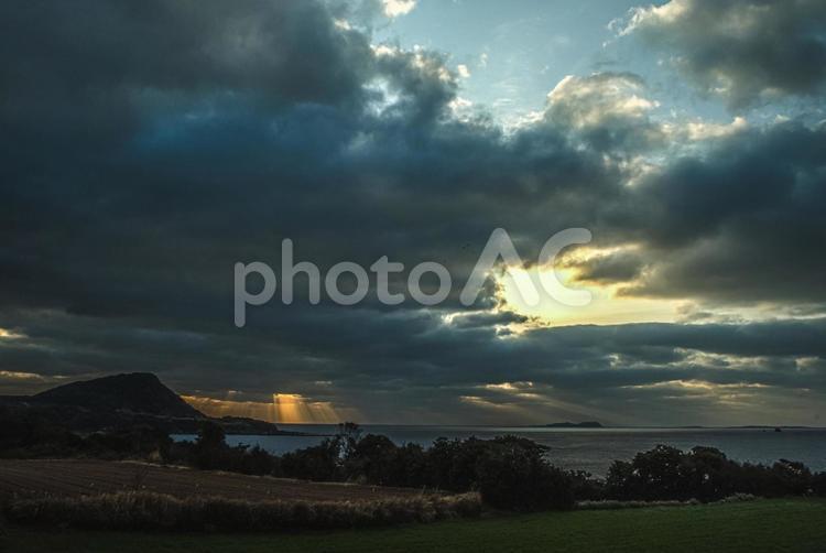 ＜五島の夜明け>鐙瀬付近の夜明け 空,海,風景の写真素材