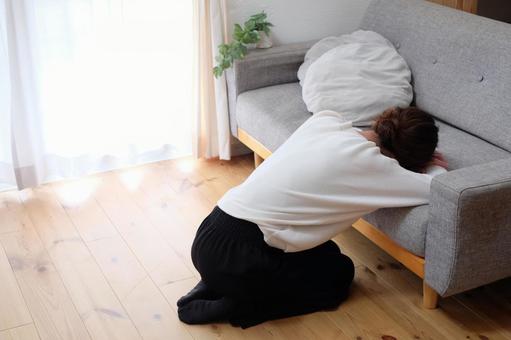 悩む40代女性 後ろ姿,ショック,不安の写真素材