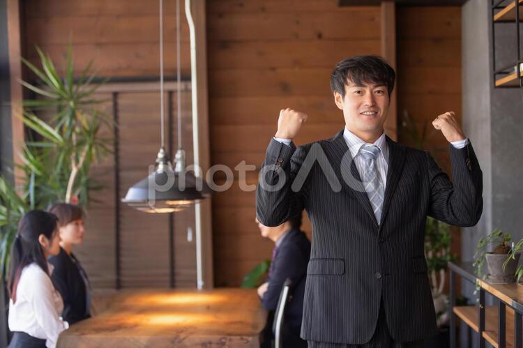 オフィスにいるビジネスマン ビジネスマン,ビジネス,オフィスの写真素材