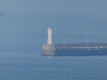 防波堤と灯台 防波堤と灯台の写真