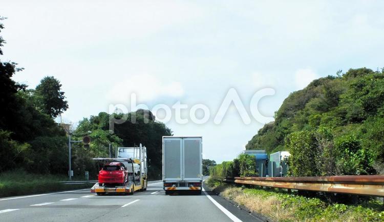 上下線とも、トラックの列が続く キャリアカー,カーキャリアー,車載運搬車の写真素材