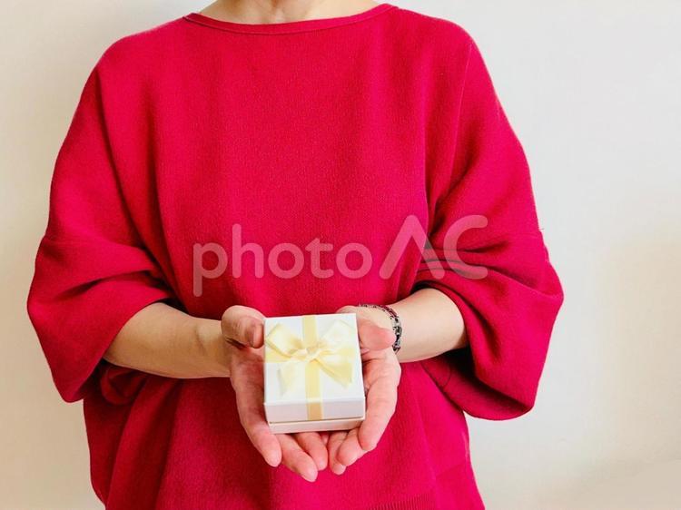 プチギフトを渡す女性 プレゼント,ギフト,気持ちの写真素材