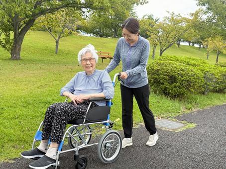 車椅子でお散歩 高齢者 車椅子でお散歩 高齢者 車椅子,車いす,散歩の写真素材