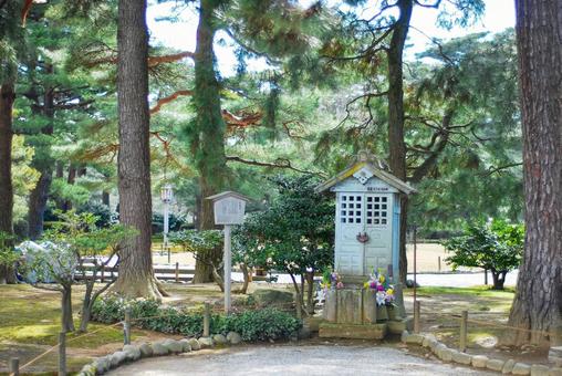 兼六園 松林に佇む地蔵堂（石川） 兼六園,地蔵堂,祠の写真素材