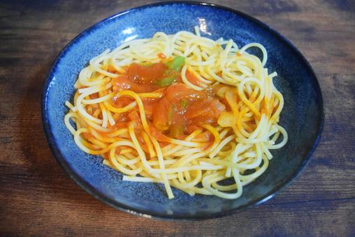 青い器に盛られたナポリタン 青い器に盛られたナポリタン ナポリタン,スパゲッティ,冷食の写真素材