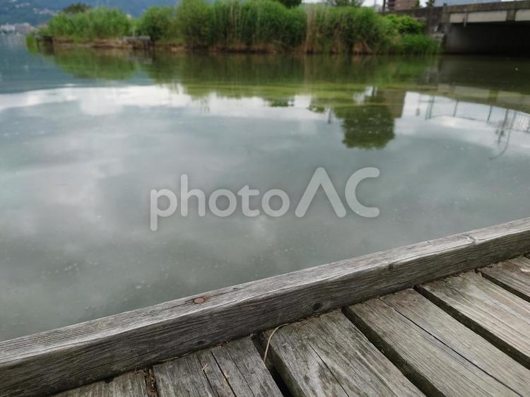 釣り人のための桟橋と入り江 さんばし,入り江,湖の写真素材