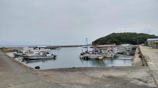 港町の静かな漁港 港町の静かな漁港の写真