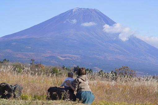 富士山を見つめる親子 青空,雲,富士山の写真素材