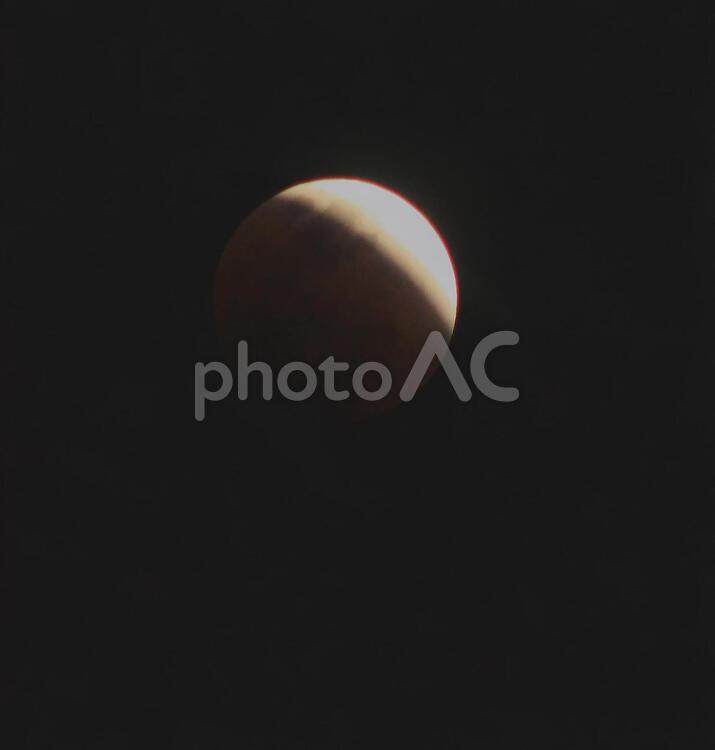 皆既月食 月,暗闇,欠ける月の写真素材