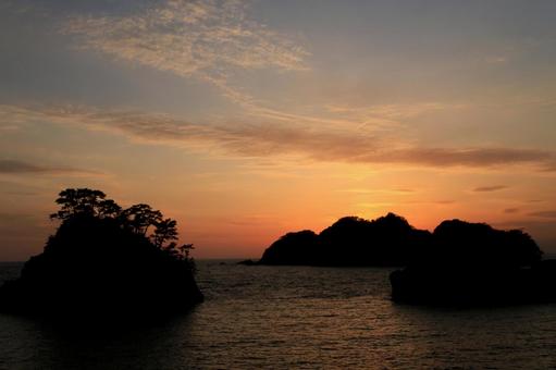 堂ヶ島の向こうに見える綺麗な夕陽 堂ヶ島の向こうに見える綺麗な夕陽 綺麗な夕陽,夕陽,落陽の写真素材