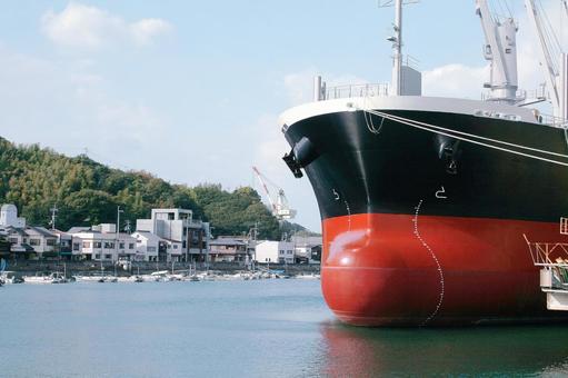 穏やかな海、巨大な構造物 船,造船,今治市波止浜の写真素材