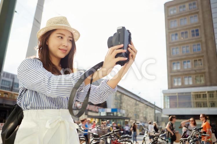 自撮りする海外旅行中の女性8 海外旅行,女性,日本人の写真素材