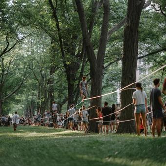 木々に囲まれた公園でスラックライン 木々に囲まれた公園でスラックラインの写真