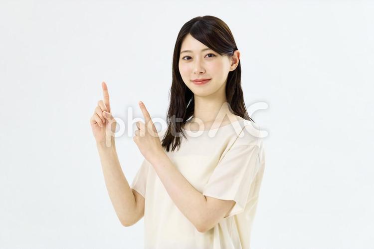 オススメ　人差し指　若い女性　主婦　 ビジネスウーマン,おすすめ,女性の写真素材