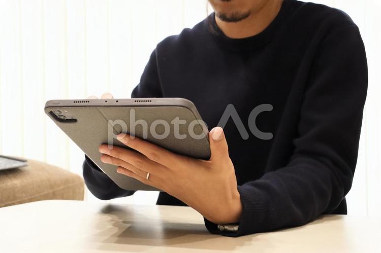 男性　タブレット　操作する 失業,辞める,辞職の写真素材
