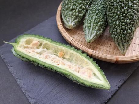 夏野菜ゴーヤのザル盛_黒バック_5 夏野菜ゴーヤのザル盛_黒バック_5の写真