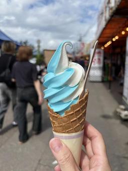 青いソフトクリーム 青いソフトクリームの写真