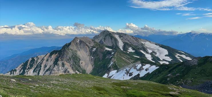 夏山の雄大な稜線と青空 山,夏山,稜線の写真素材