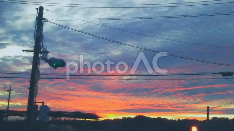 夕暮れ 空,夕暮れ,信号の写真素材