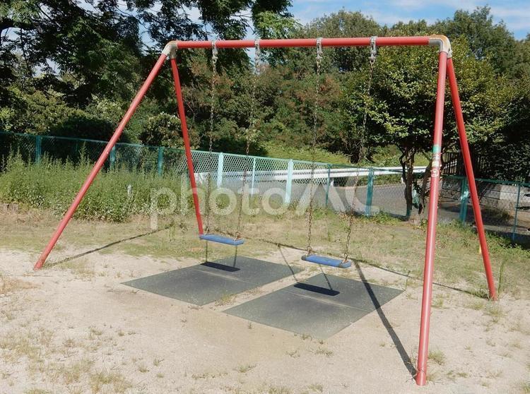 【風景写真】公園のブランコ ブランコ,公園,遊具の写真素材