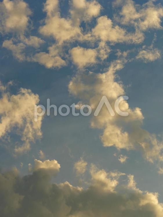 早朝の空と雲の背景素材 朝焼け,空,雲の写真素材