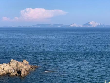 遠くの島影と夏の海 遠くの島影と夏の海 海,島,岩場の写真素材
