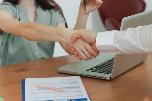 商談成立をした女性スタnお手元ッフ 事務職,接客業,アドバイザーの写真素材