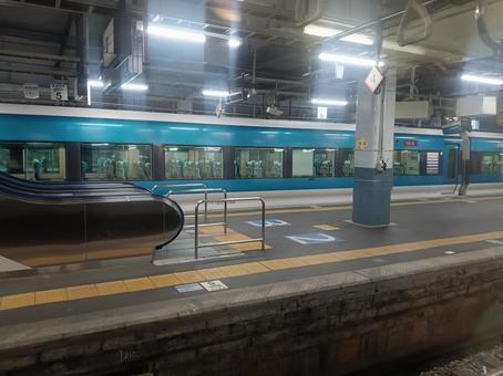 車内から偶然見かけたE257系 車内から偶然見かけたE257系 ホーム,線路,jrの写真素材