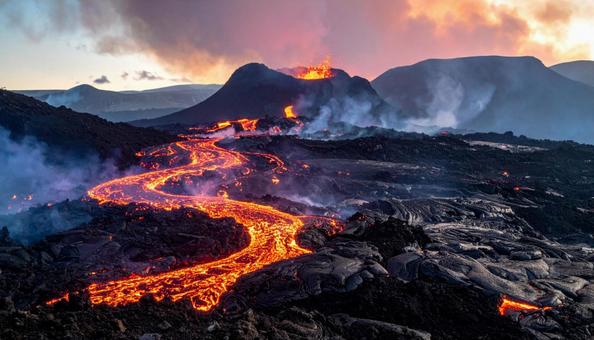 火山から溢れ出す灼熱の溶岩流 火山から溢れ出す灼熱の溶岩流の写真