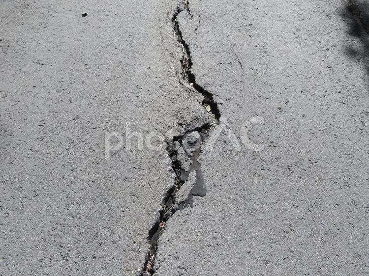 道路（アスファルト）の亀裂（ひび割れ） 道路,路面,亀裂の写真素材