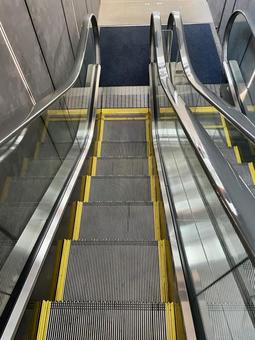 エスカレーター　なっているところ エスカレーター,手すり,移動の写真素材
