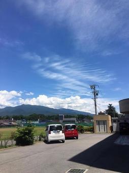 駐車場と青空 駐車場と青空の写真
