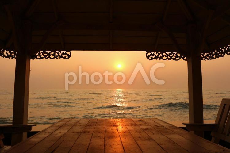 コテージから眺めるタイ、ホアヒンの海と日の出 日の出,海,朝日の写真素材