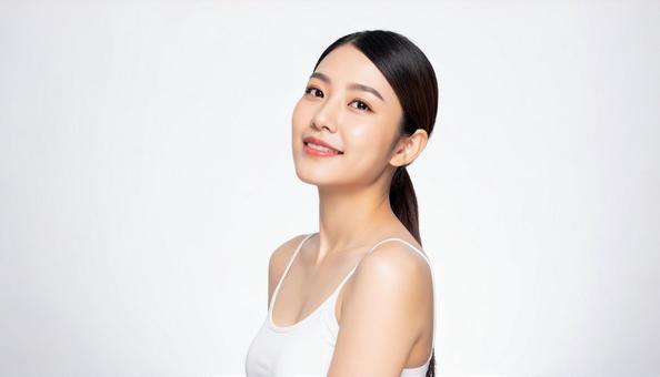 美容 見上げる日本人女性の横顔 美容 見上げる日本人女性の横顔の写真