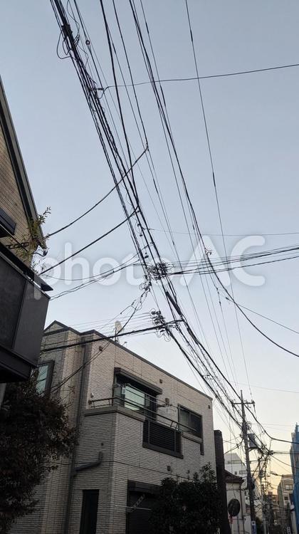 外国のように電線が多い日本の風景 電気,風景,高圧線の写真素材