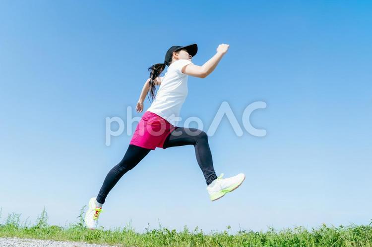 ランニングする若い女性 ランニング,ダイエット,笑顔の写真素材
