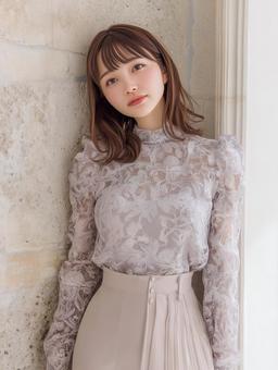 花柄レースのブラウスを着た女性の写真