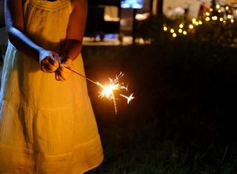 夜に手持ち花火をする女の子の写真