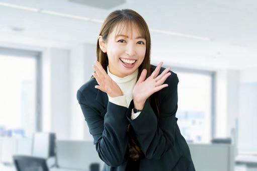 呼びかける笑顔の女性・ビジネスウーマン 女性,呼びかける,笑顔の写真素材