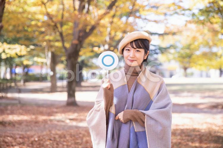 秋の公園でマルを作る女性 マル,ok,秋の写真素材