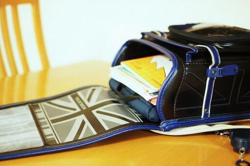 テーブルに置かれたランドセル ランドセル,小学生,男の子の写真素材