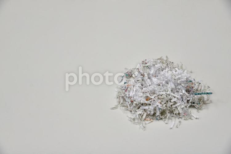 紙くず（コピースペースあり） 紙くず,シュレッダー,ゴミの写真素材