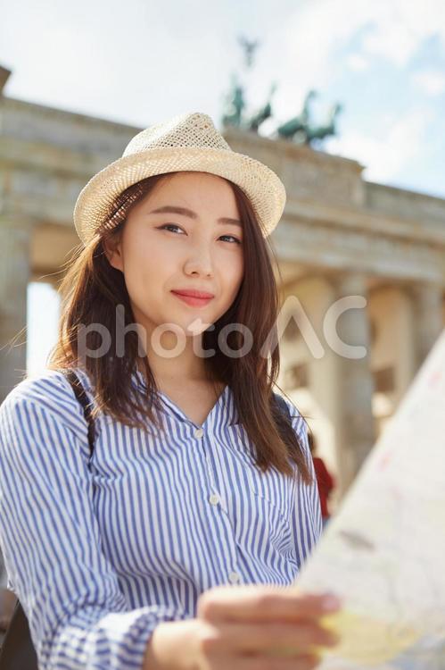 地図を見る海外旅行中の女性2 海外旅行,女性,日本人の写真素材